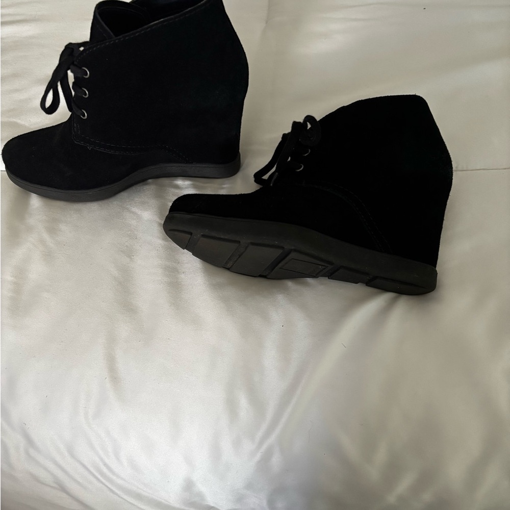 Dolce Vita Black Suede Lace-Up Wedges
Size 6/1/2 6” high.